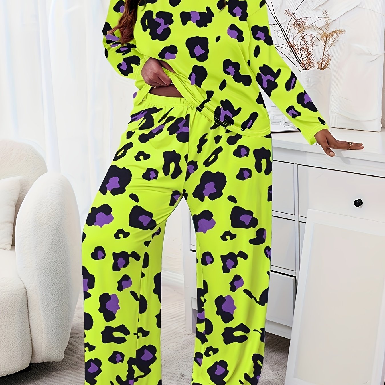 Plus Size Casual Pajamas Set, Women's Plus Leopard Print Long Sleeve Round Neck Tee & Pants Home Wear 2 Piece Set