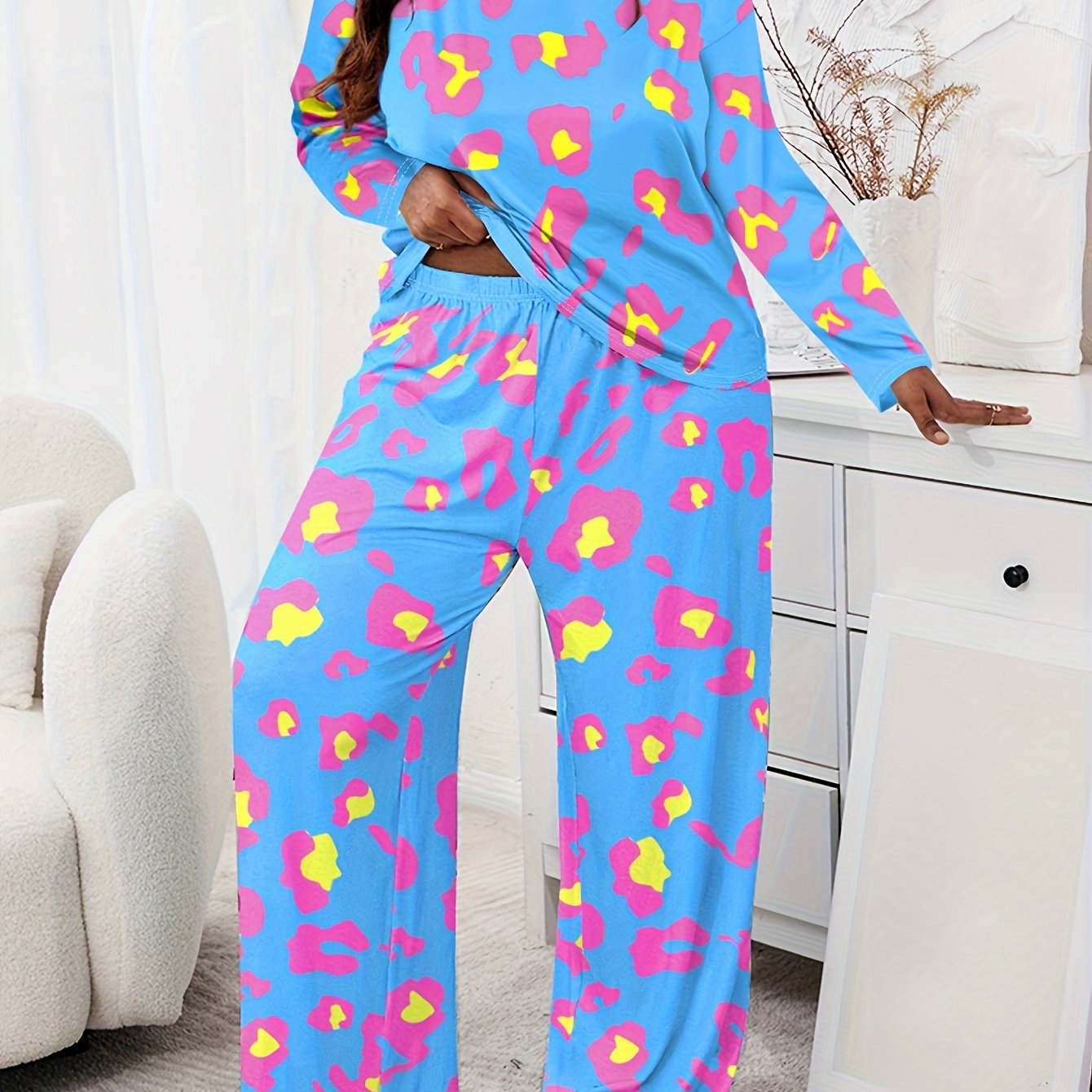 Plus Size Casual Pajamas Set, Women's Plus Leopard Print Long Sleeve Round Neck Tee & Pants Home Wear 2 Piece Set