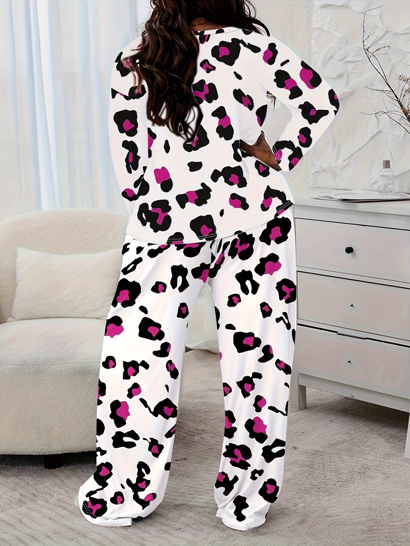 Plus Size Casual Pajamas Set, Women's Plus Leopard Print Long Sleeve Round Neck Tee & Pants Home Wear 2 Piece Set