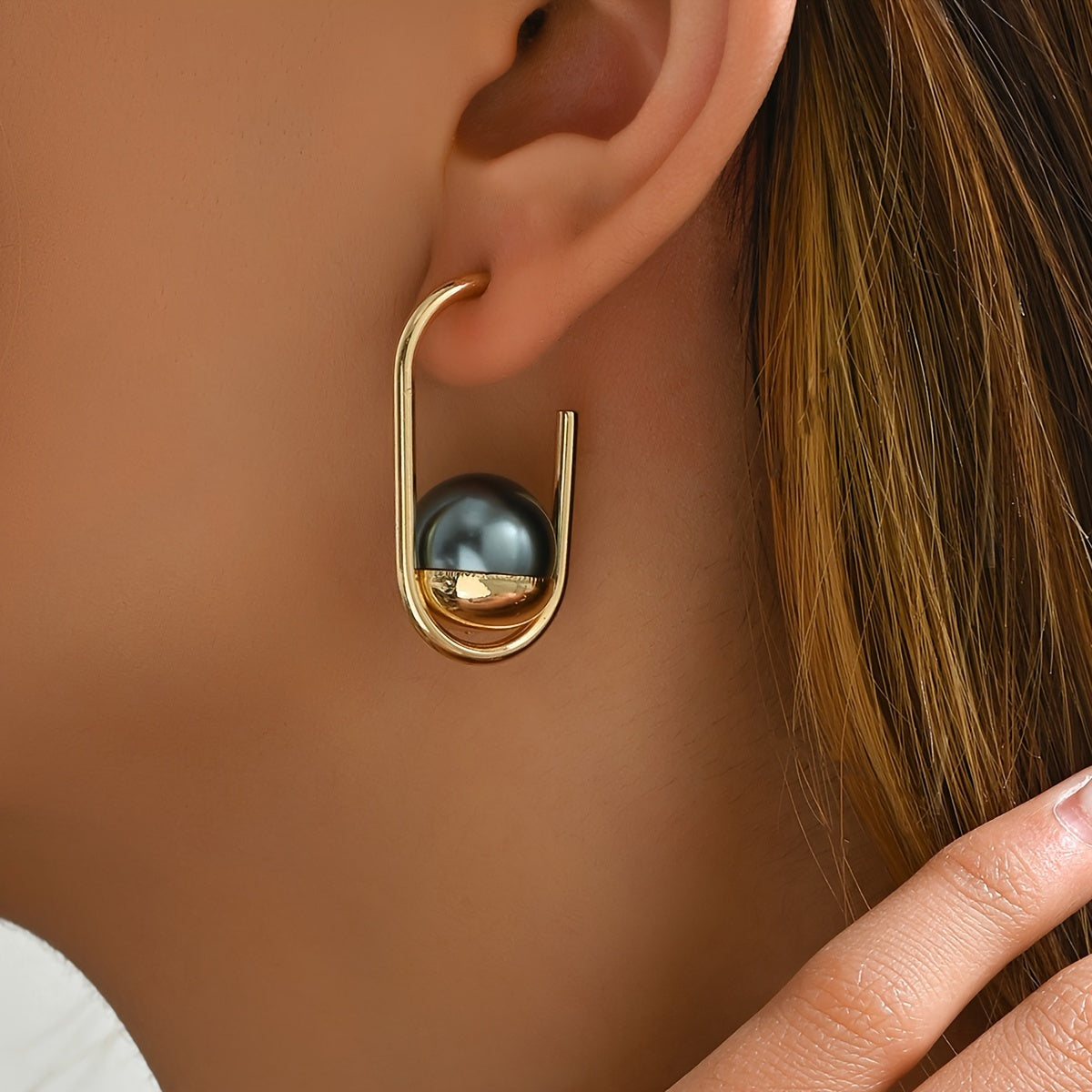 1 Pair of Exquisite Oval-Shaped Vintage-Inspired Drop Earrings - Golden Tone, Timeless Fashion Accessory, Perfect for Ladies' Daily Wear, Elegant Party Look, and Special Occasions