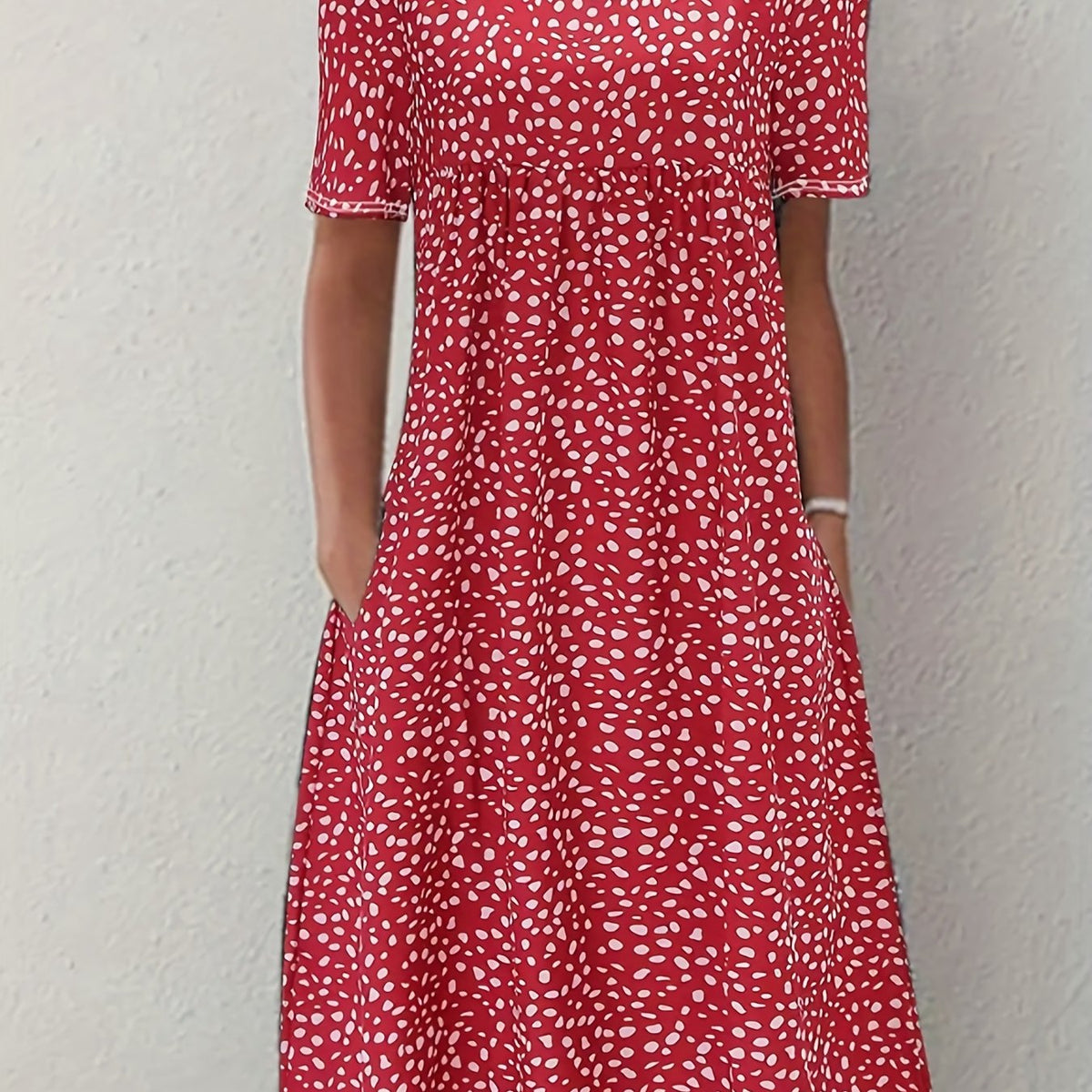 Bohemian Floral Charm - Dual Pocket Crew Neck Dress with Short Sleeves - Stylish Casual Womens Clothing for Summer
