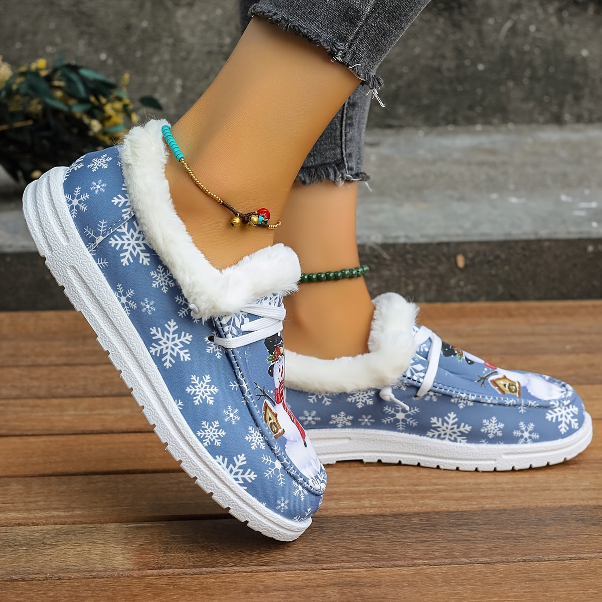Snowman Pattern Canvas Shoes - Lightweight, Low-Top, Plush Lined, Casual Lace-Up Sneakers for Women - Perfect for Outdoor Activities, Christmas Gift Idea, Comfortable and Breathable