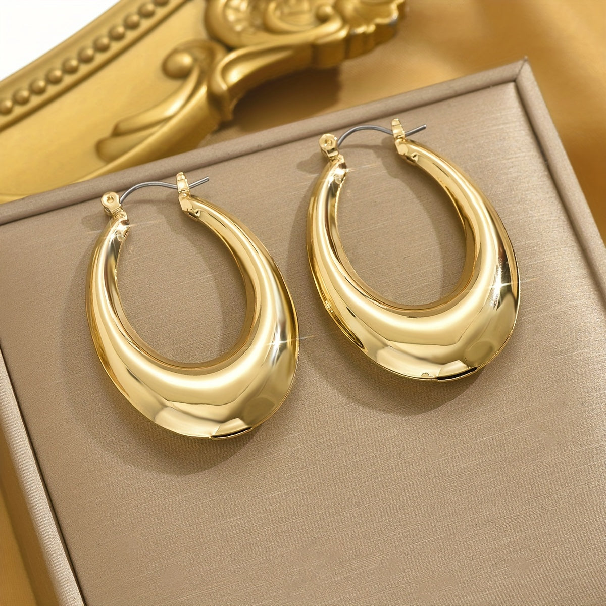 1 Pair Exquisite Golden U-Shaped Chic Hoop Earrings - Elegant Minimalist Jewelry for Women's Everyday Wear, Perfect Accessory for Work, Date, or Casual Occasions - Cute, Dainty, and Versatile