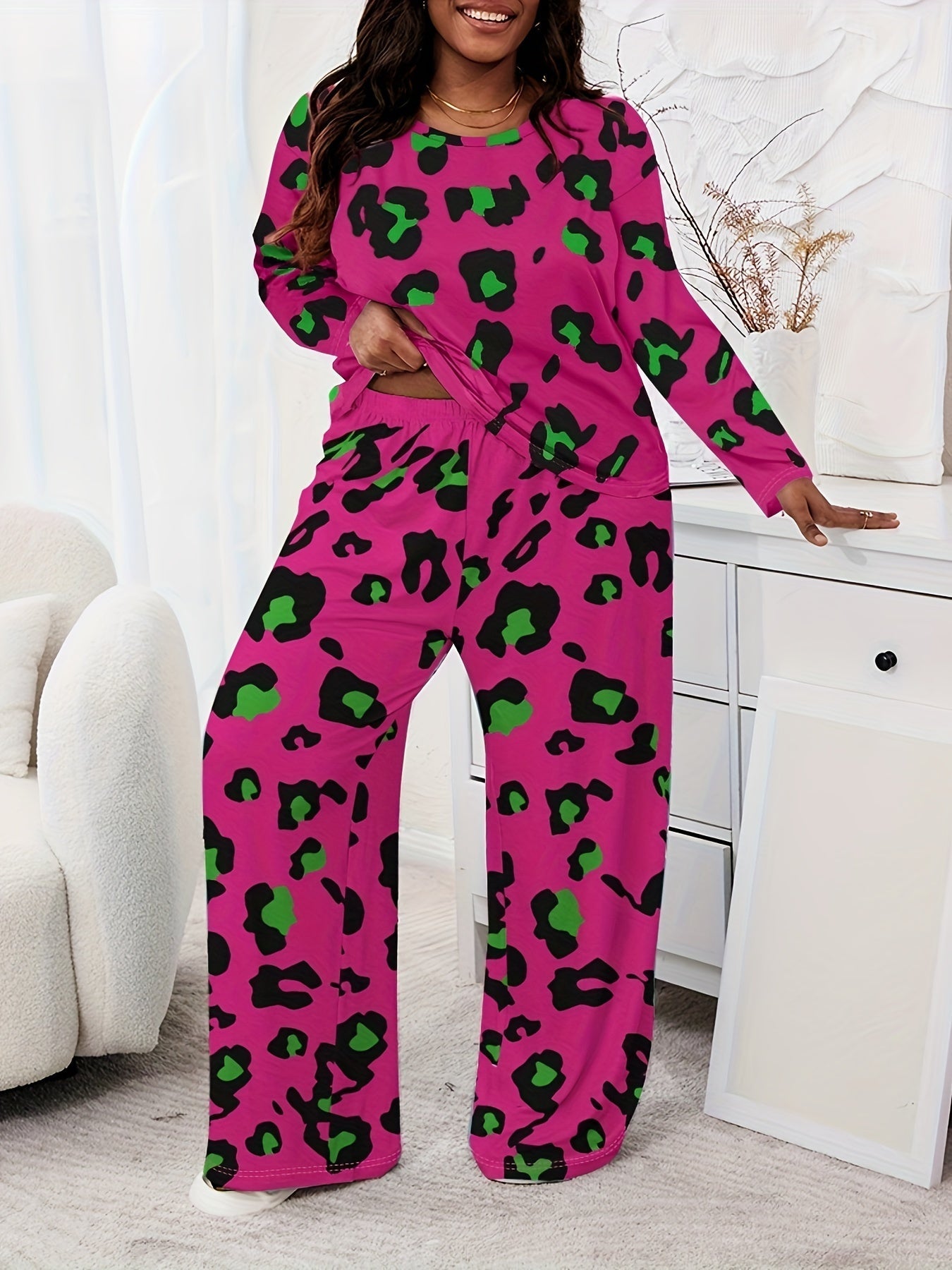 Plus Size Casual Pajamas Set, Women's Plus Leopard Print Long Sleeve Round Neck Tee & Pants Home Wear 2 Piece Set