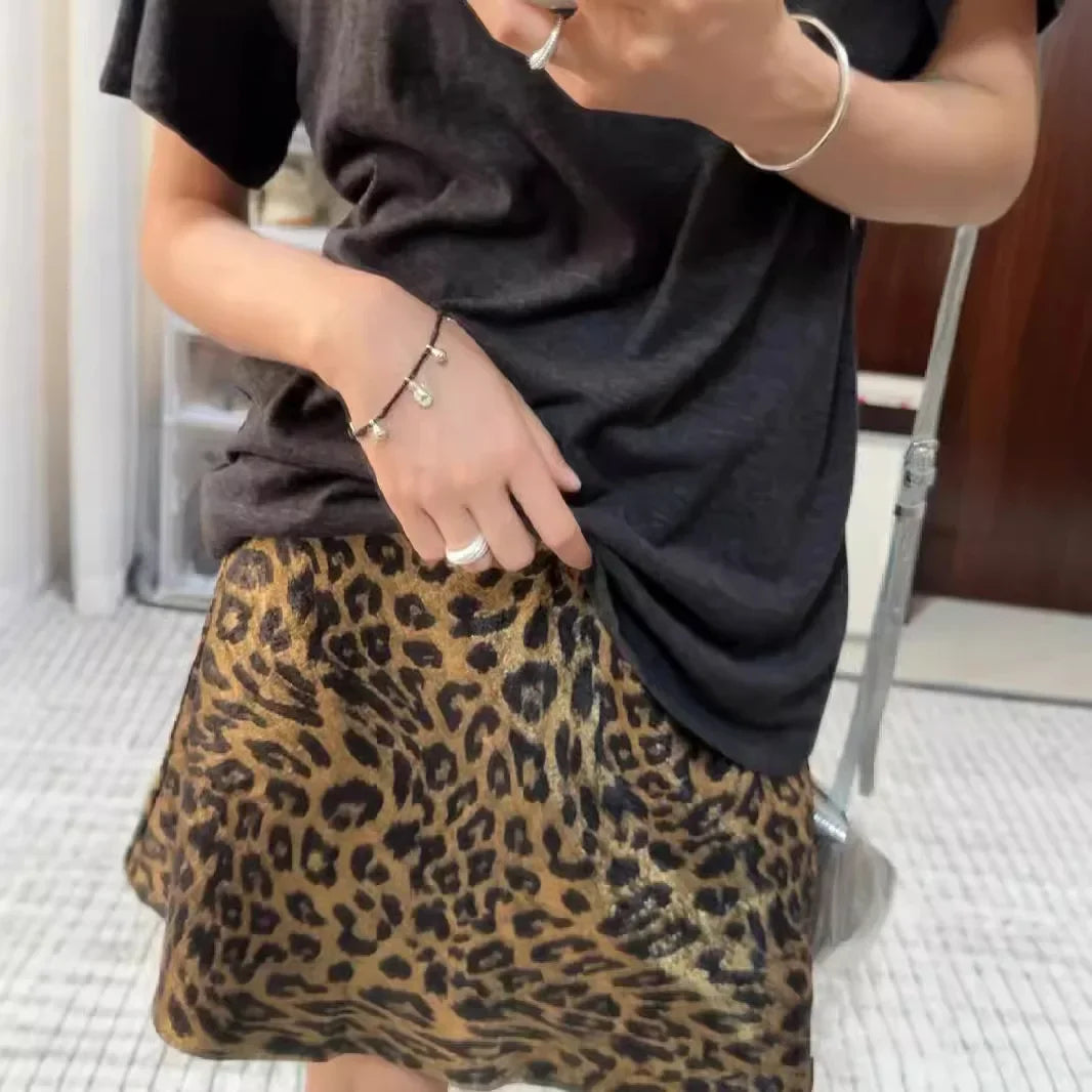 Fashionable and versatile leopard print skirt