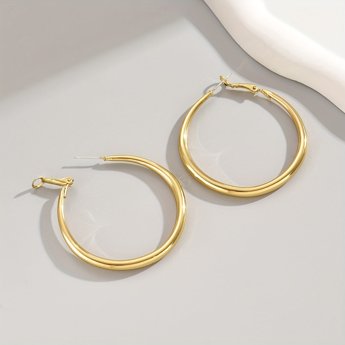 1 Pair Exquisite Bohemian Chic Geometric Circle Hoop Earrings - Minimalist Statement Jewelry for Daily Wearing with Large Circle Design, Elegant Style, and Versatile Accessory for Any Occasion