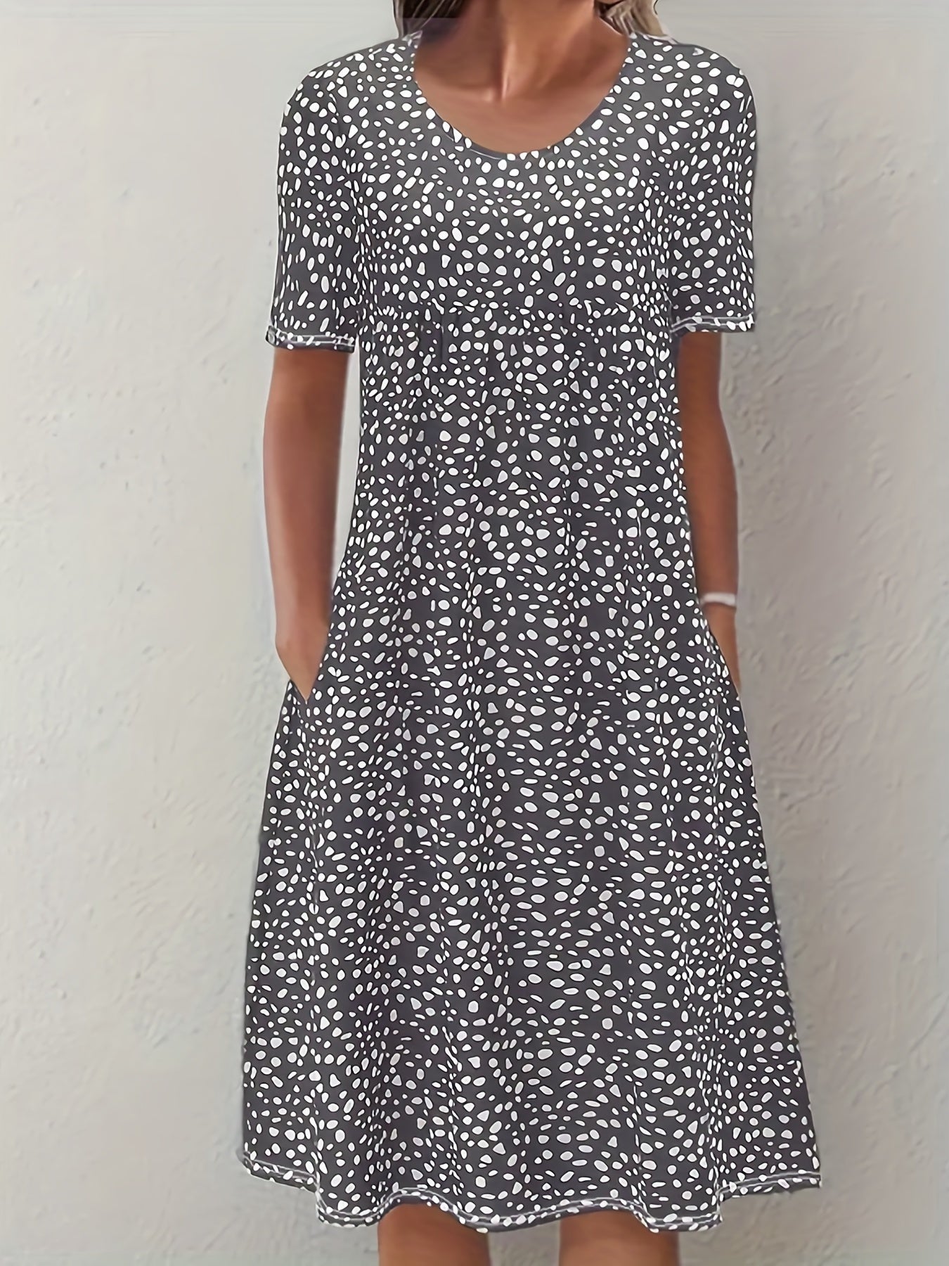 Bohemian Floral Charm - Dual Pocket Crew Neck Dress with Short Sleeves - Stylish Casual Womens Clothing for Summer