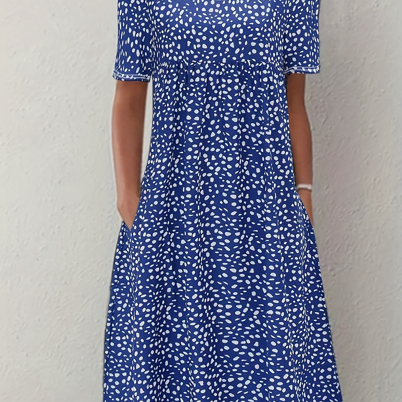 Bohemian Floral Charm - Dual Pocket Crew Neck Dress with Short Sleeves - Stylish Casual Womens Clothing for Summer