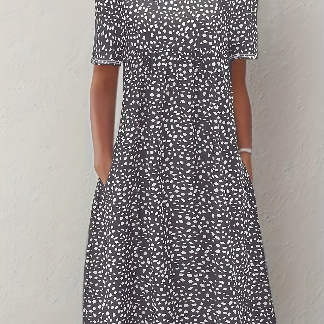 Bohemian Floral Charm - Dual Pocket Crew Neck Dress with Short Sleeves - Stylish Casual Womens Clothing for Summer