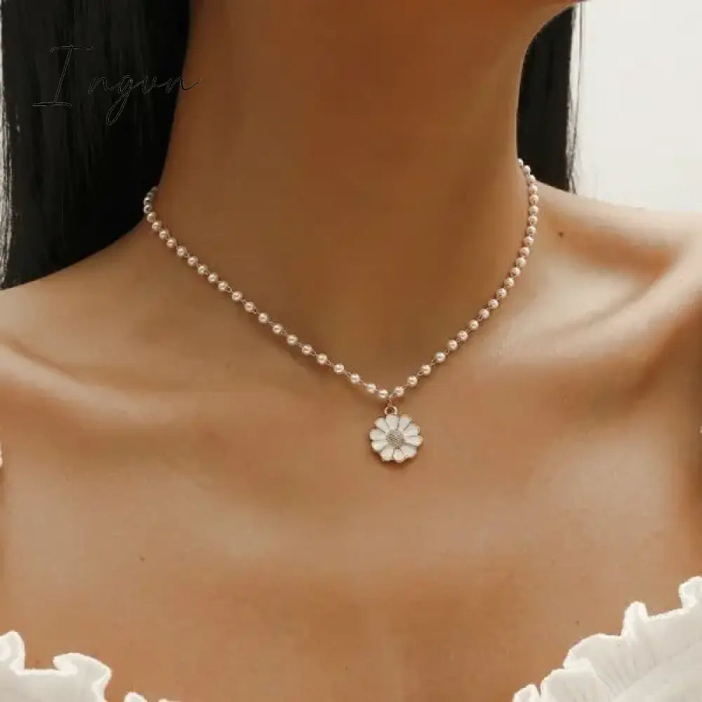 Korean Style Cute Small Daisy Flower Stud Earrings For Women Girls Sweet Statement Asymmetrical Earring Party Jewelry Gifts