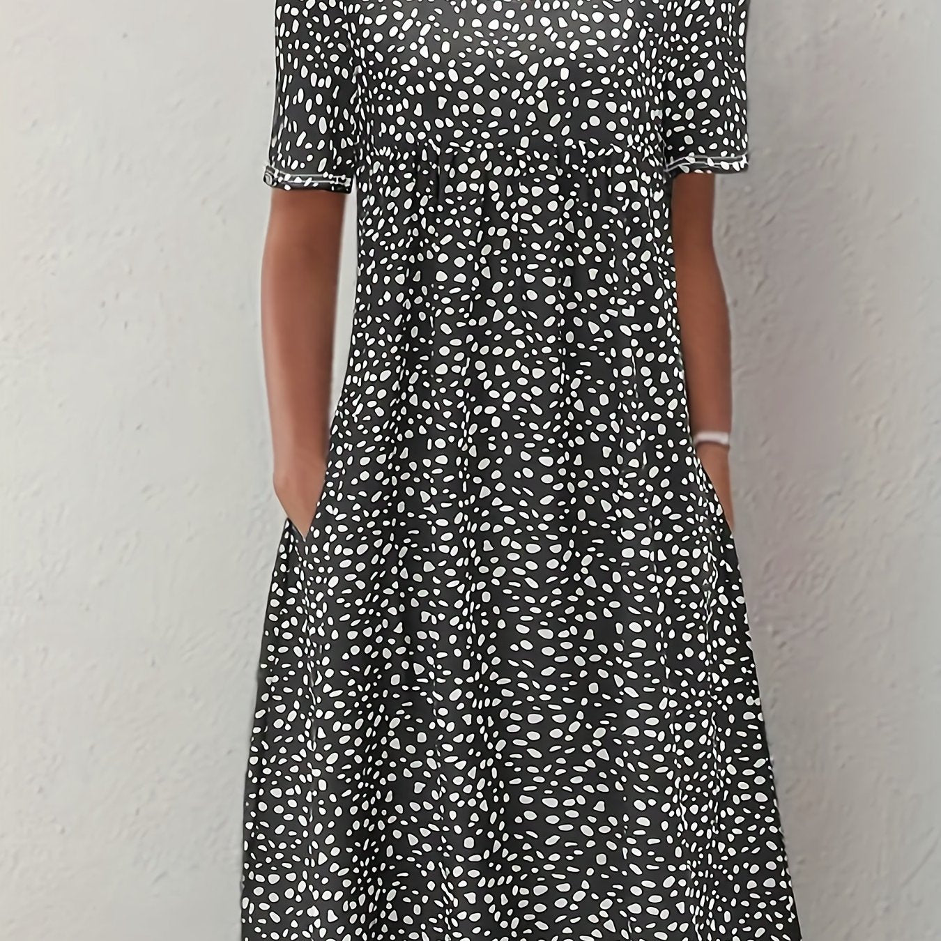 Bohemian Floral Charm - Dual Pocket Crew Neck Dress with Short Sleeves - Stylish Casual Womens Clothing for Summer