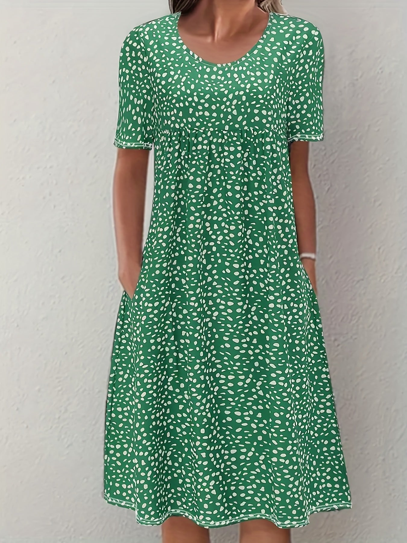 Bohemian Floral Charm - Dual Pocket Crew Neck Dress with Short Sleeves - Stylish Casual Womens Clothing for Summer