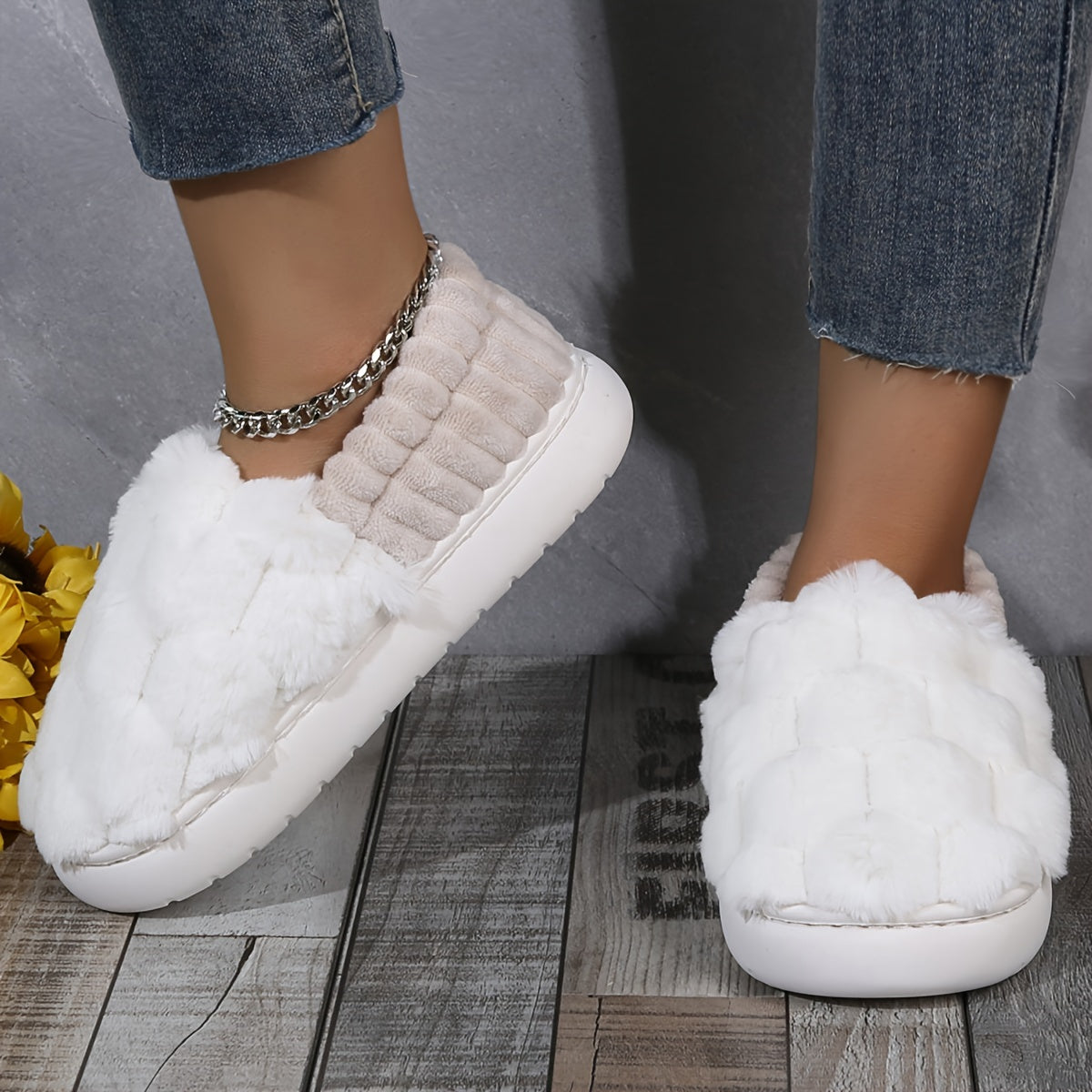 Cozy Plaid Slip-on Slippers - Plush Lining & Anti-Slip Sole - Ideal for Indoor Comfort