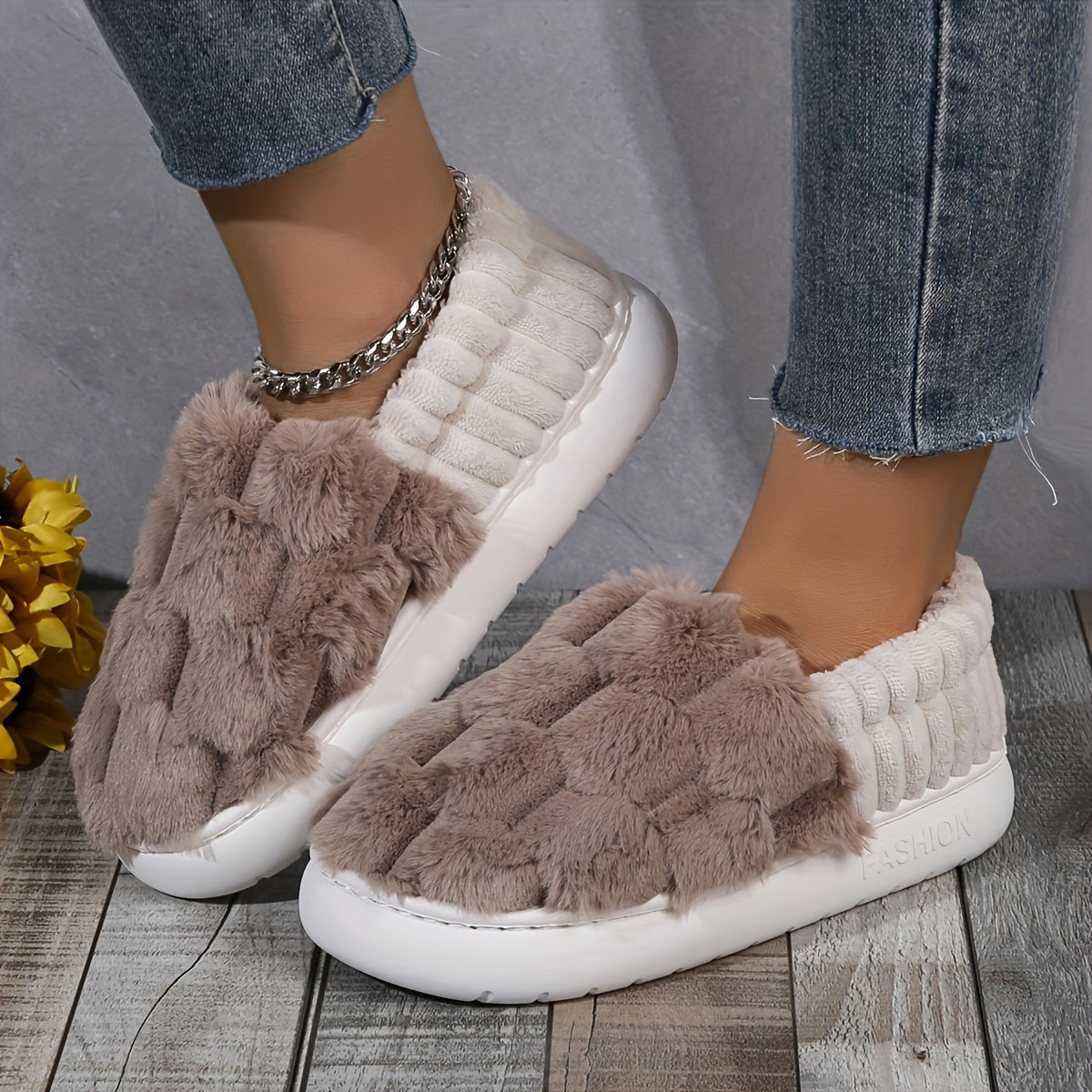 Cozy Plaid Slip-on Slippers - Plush Lining & Anti-Slip Sole - Ideal for Indoor Comfort