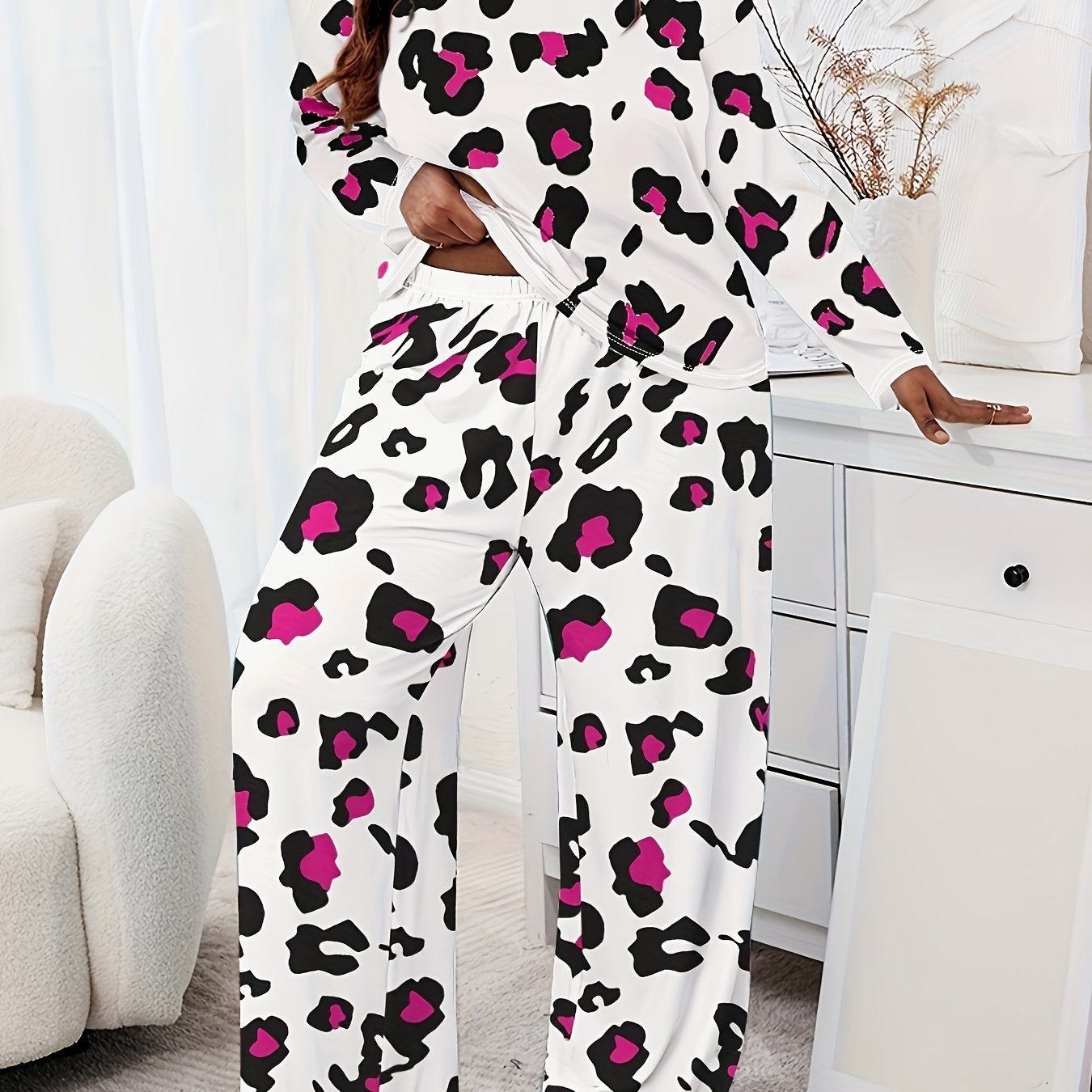 Plus Size Casual Pajamas Set, Women's Plus Leopard Print Long Sleeve Round Neck Tee & Pants Home Wear 2 Piece Set