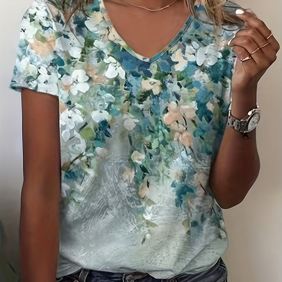 Chic Floral V-Neck Tee - Women's Breathable Short Sleeve Shirt for Spring/Summer Comfort