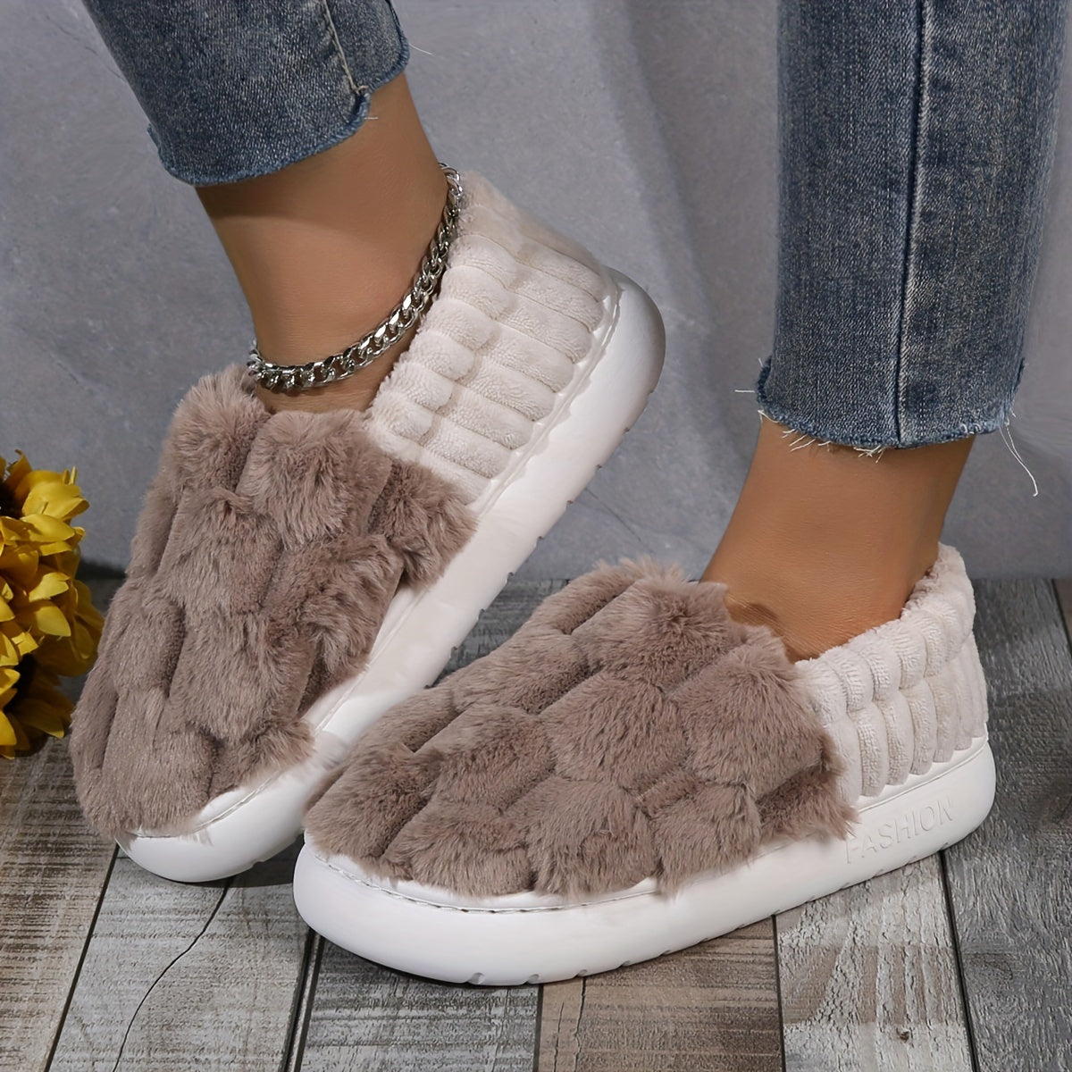 Cozy Plaid Slip-on Slippers - Plush Lining & Anti-Slip Sole - Ideal for Indoor Comfort