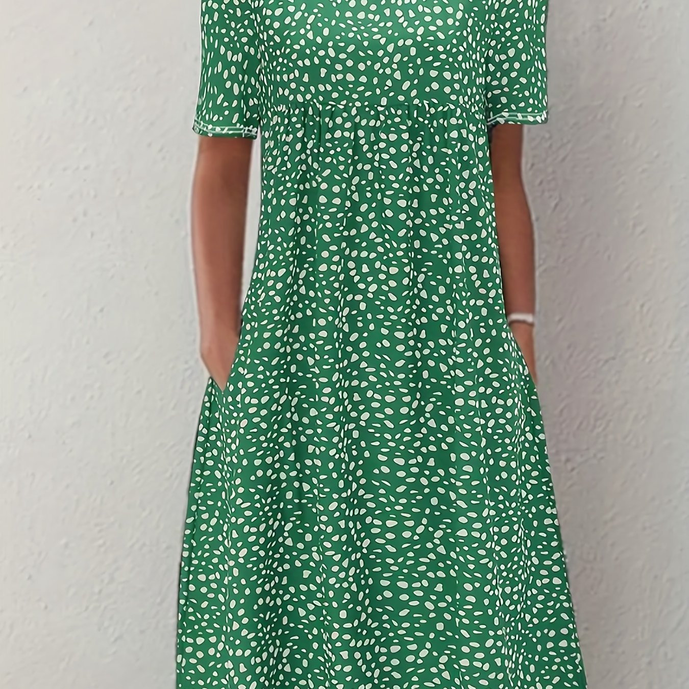 Bohemian Floral Charm - Dual Pocket Crew Neck Dress with Short Sleeves - Stylish Casual Womens Clothing for Summer