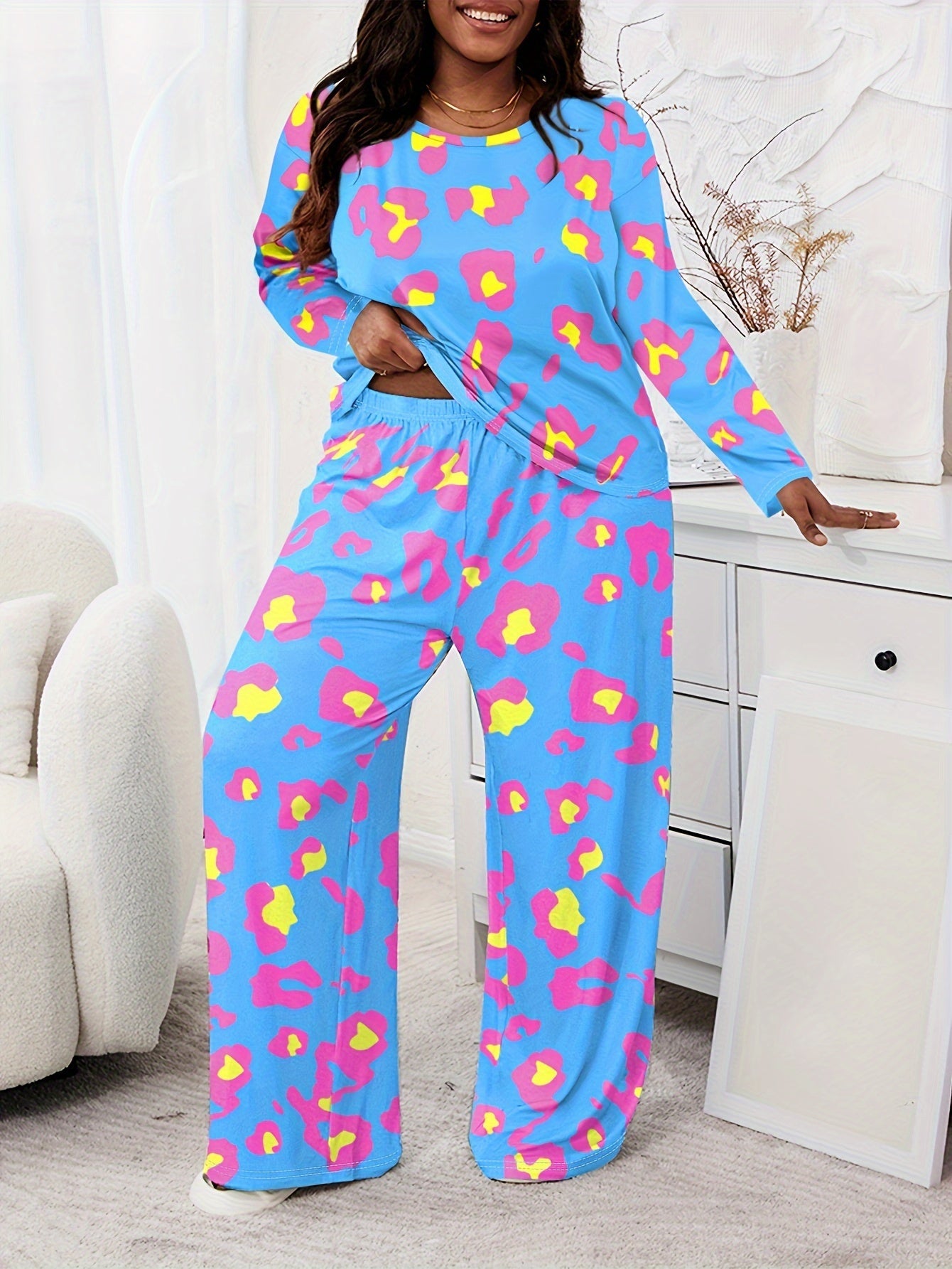 Plus Size Casual Pajamas Set, Women's Plus Leopard Print Long Sleeve Round Neck Tee & Pants Home Wear 2 Piece Set
