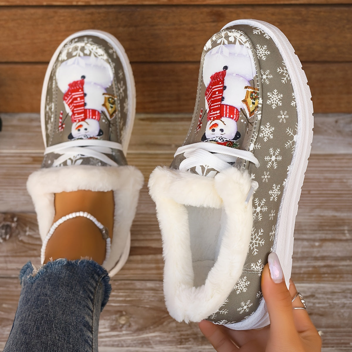 Snowman Pattern Canvas Shoes - Lightweight, Low-Top, Plush Lined, Casual Lace-Up Sneakers for Women - Perfect for Outdoor Activities, Christmas Gift Idea, Comfortable and Breathable