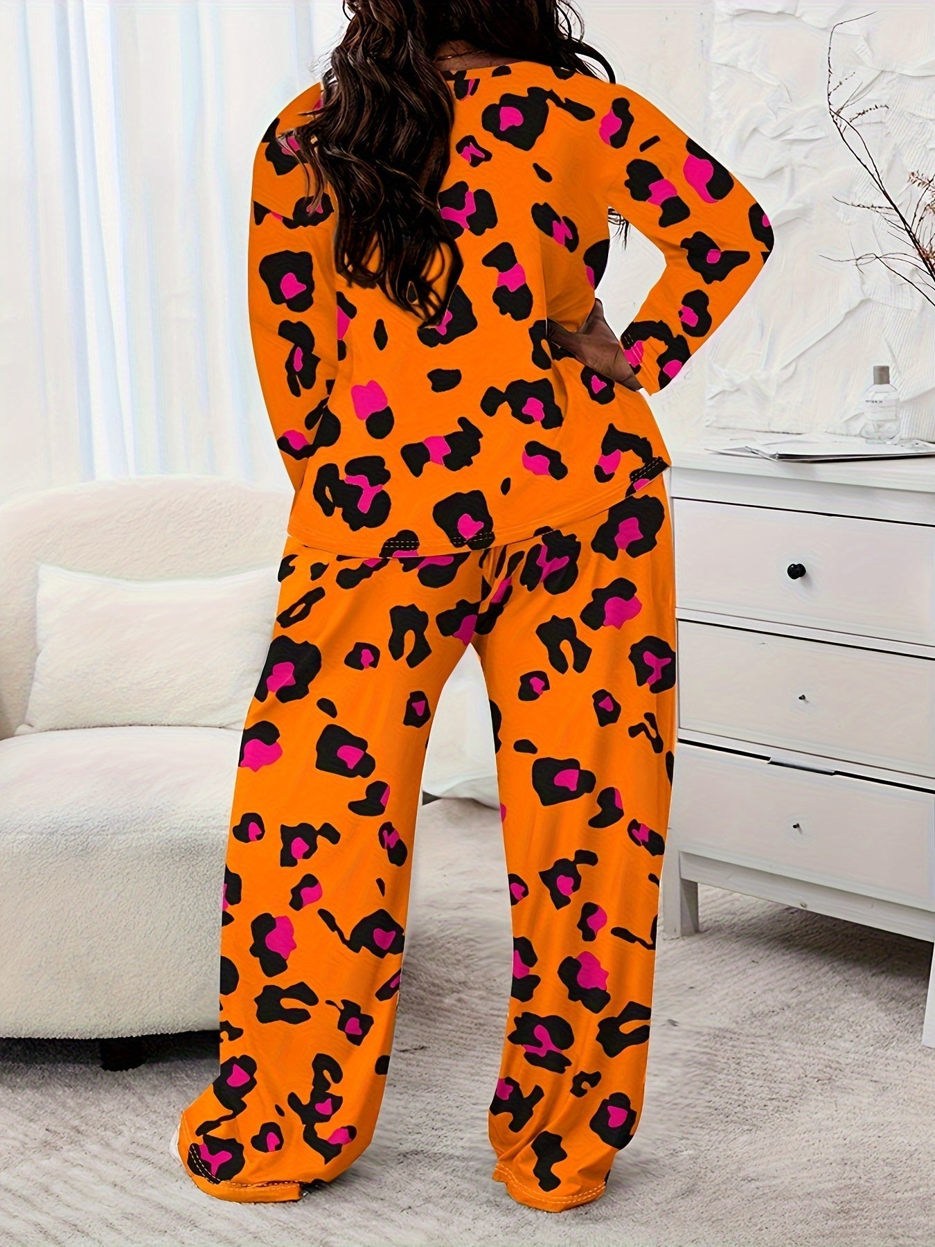 Plus Size Casual Pajamas Set, Women's Plus Leopard Print Long Sleeve Round Neck Tee & Pants Home Wear 2 Piece Set