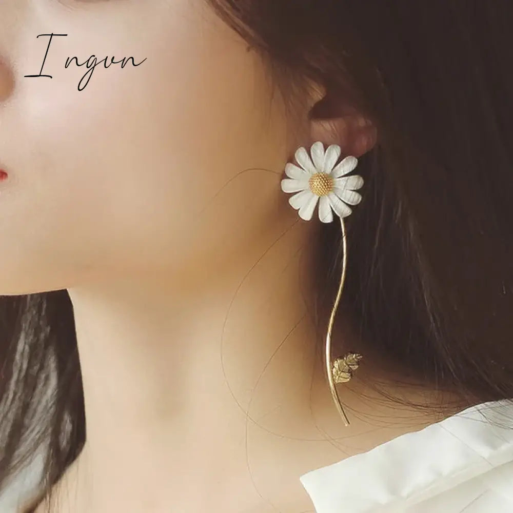 Korean Style Cute Small Daisy Flower Stud Earrings For Women Girls Sweet Statement Asymmetrical Earring Party Jewelry Gifts