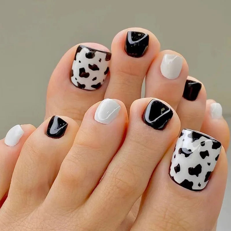 24Pcs Simple French False Toe Nails with Rhinestone Wearable Glitter Toe Fake Nails Shiny Powder Press on Nails Full Nail Tips