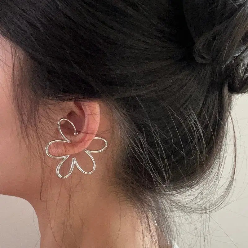 Ingvn  Fashion Exaggerated Hollow Flower Ear Bone Clip Non-Pierced Earring Silver Color Ear Cuff for Women Girls Aesthetic Jewelry 1pc