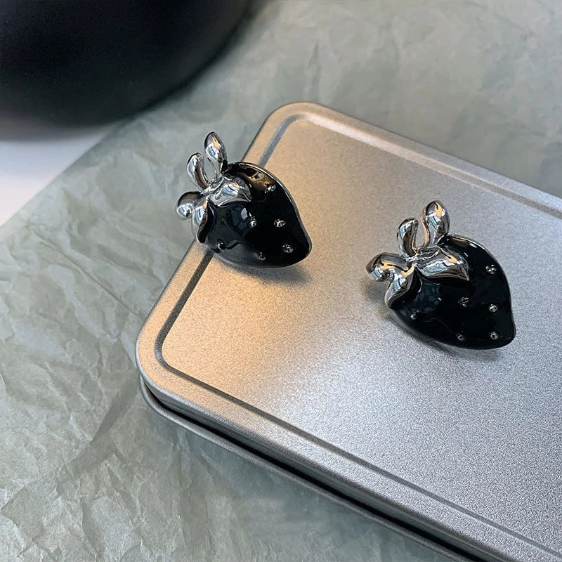 Fashion Vintage Black Dripping Glaze Strawberry Stud Earrings for Women Aesthetic Jewelry Friend Gifts Accessories