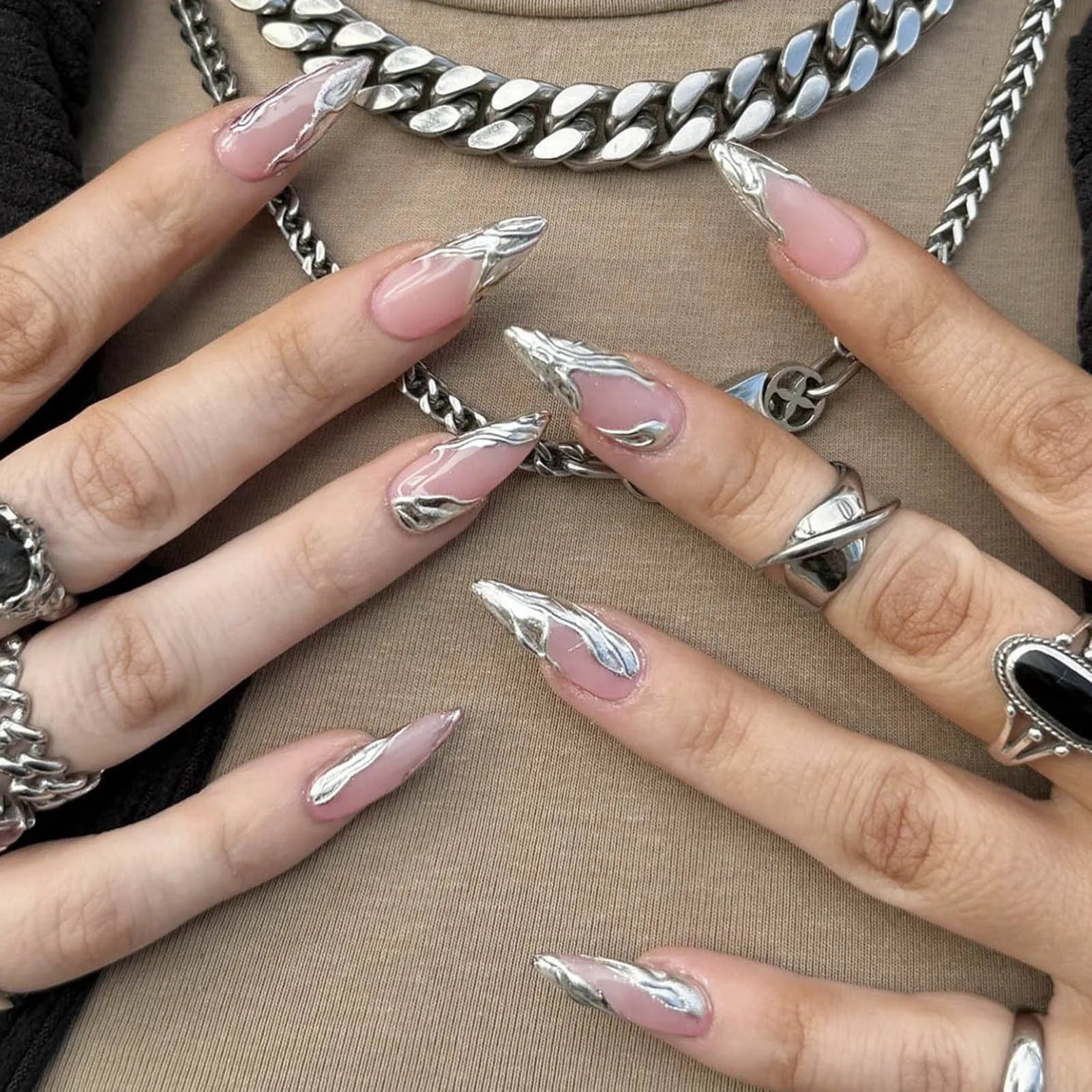 Wearable Silver Stripes Y2k False Nails Long Almond Round Fashion Nail Tips Press On With Silver Beads Designs Fake Nails Art