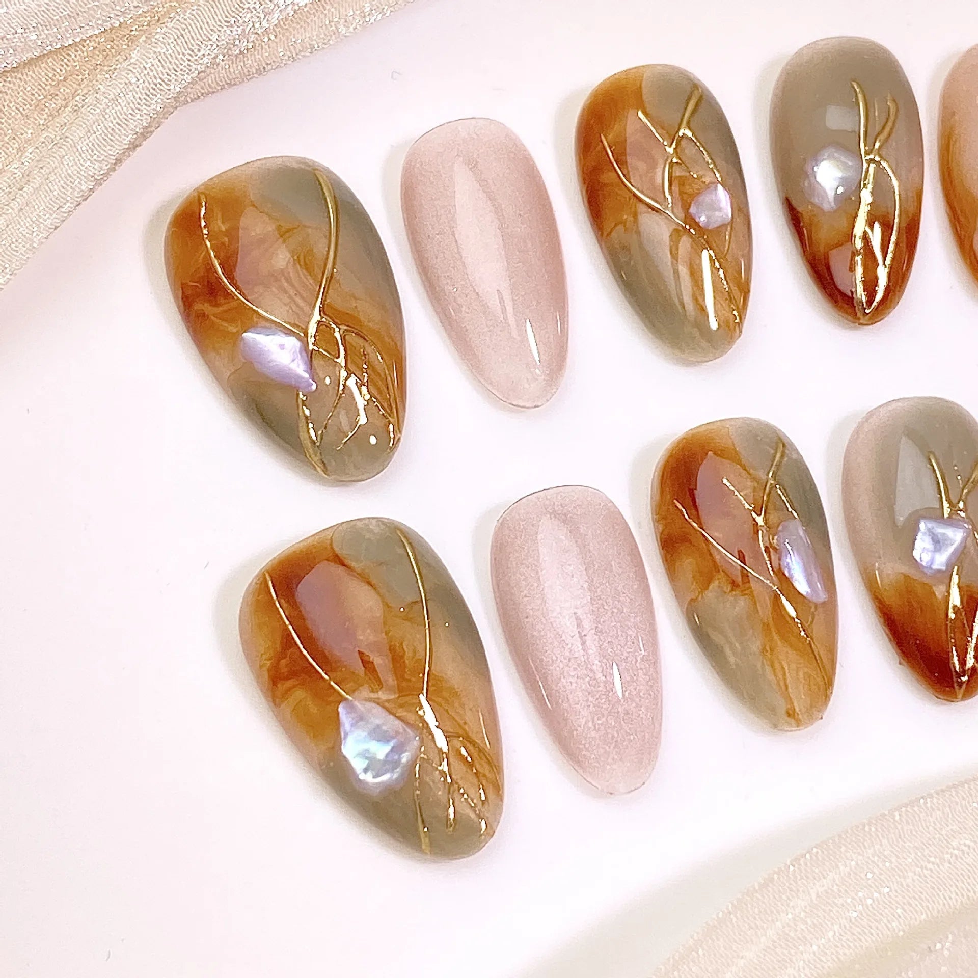 Ingvn  10Pcs Blending Color Round Head Handmade False Nails Set with Rhinestone Brown Cat's Eye Design Press on Nails Reusable Nail Tip