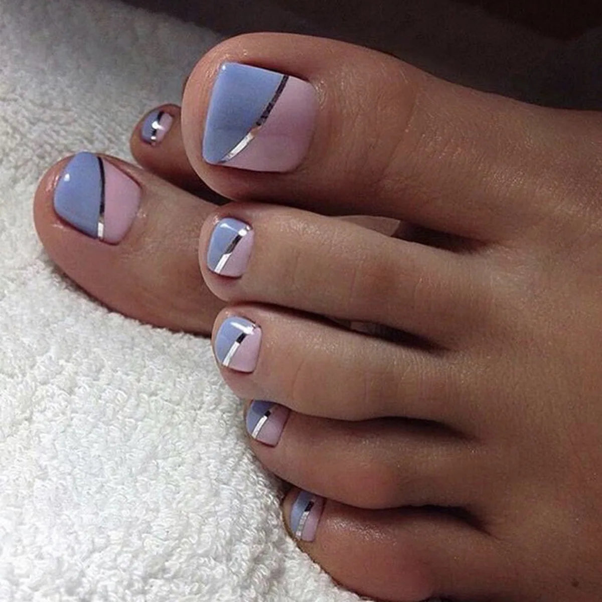 24Pcs Simple French False Toe Nails with Rhinestone Wearable Glitter Toe Fake Nails Shiny Powder Press on Nails Full Nail Tips