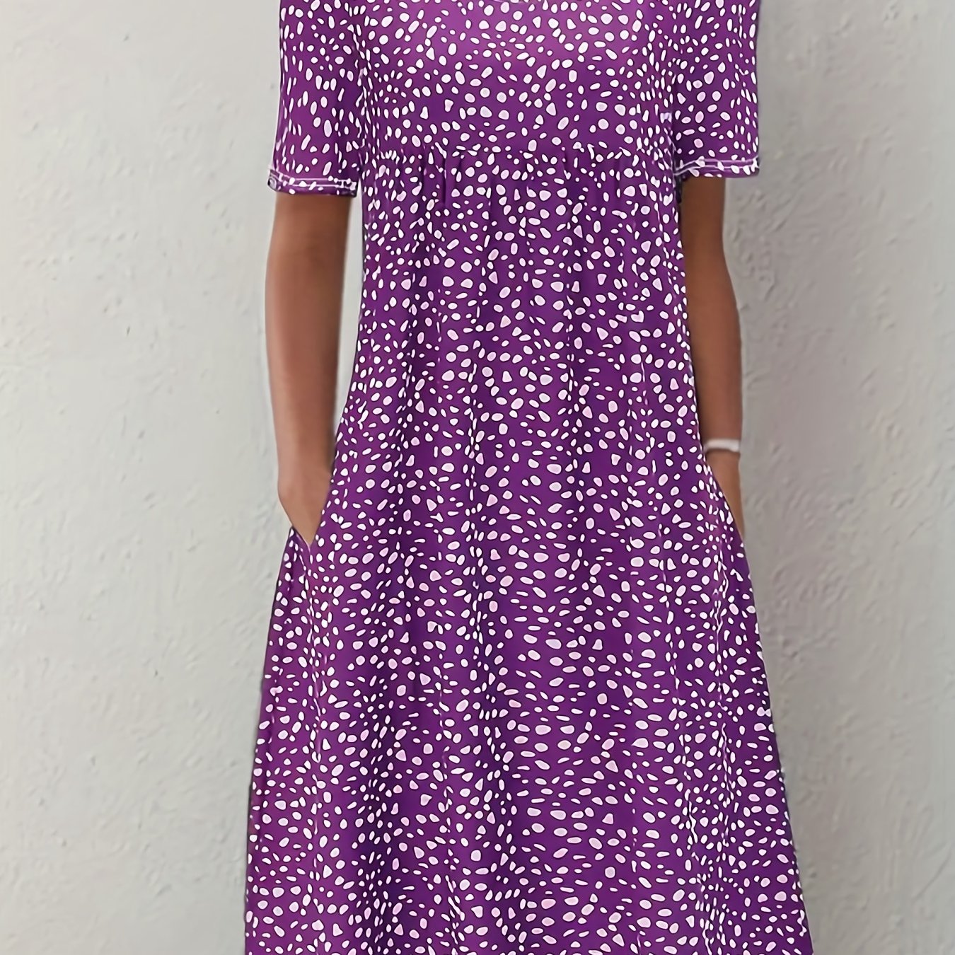 Bohemian Floral Charm - Dual Pocket Crew Neck Dress with Short Sleeves - Stylish Casual Womens Clothing for Summer
