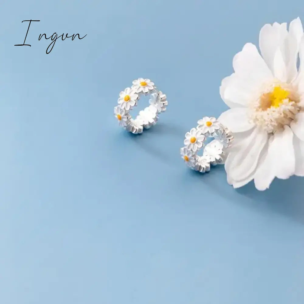 Korean Style Cute Small Daisy Flower Stud Earrings For Women Girls Sweet Statement Asymmetrical Earring Party Jewelry Gifts