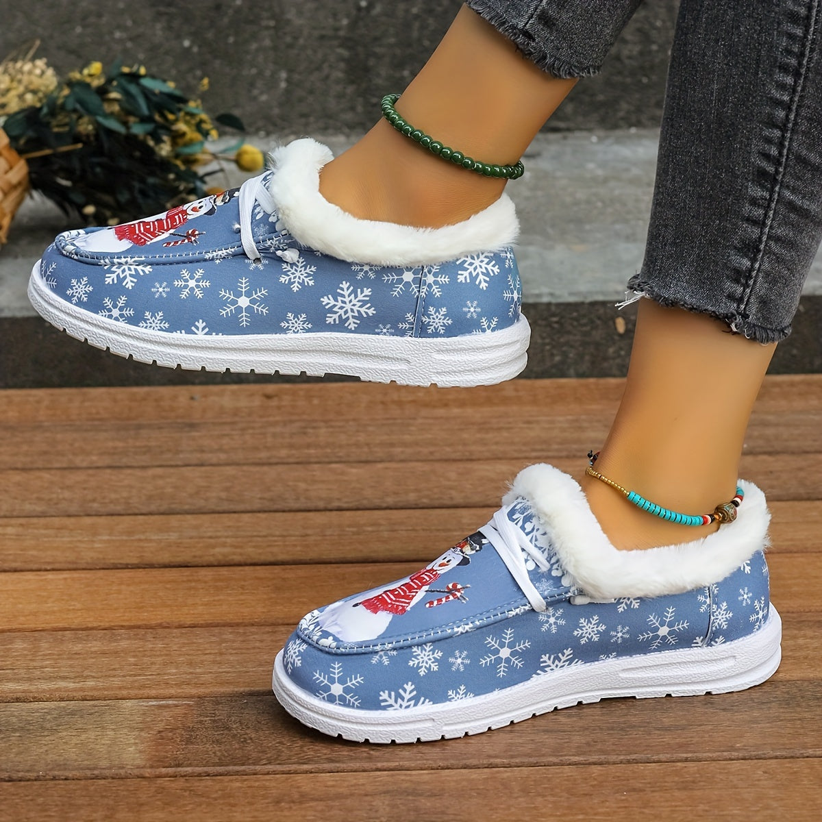 Snowman Pattern Canvas Shoes - Lightweight, Low-Top, Plush Lined, Casual Lace-Up Sneakers for Women - Perfect for Outdoor Activities, Christmas Gift Idea, Comfortable and Breathable