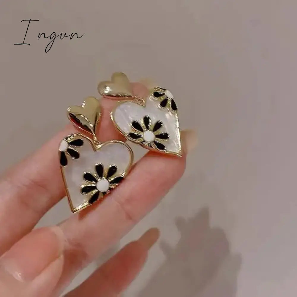 Korean Style Cute Small Daisy Flower Stud Earrings For Women Girls Sweet Statement Asymmetrical Earring Party Jewelry Gifts