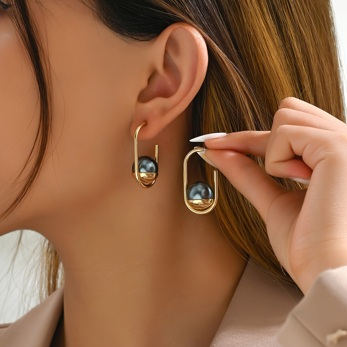 1 Pair of Exquisite Oval-Shaped Vintage-Inspired Drop Earrings - Golden Tone, Timeless Fashion Accessory, Perfect for Ladies' Daily Wear, Elegant Party Look, and Special Occasions