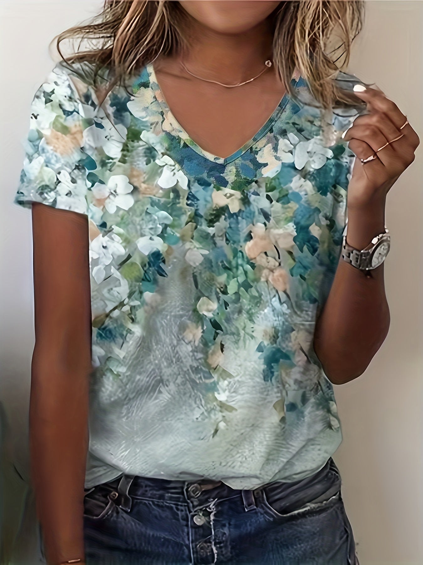 Chic Floral V-Neck Tee - Women's Breathable Short Sleeve Shirt for Spring/Summer Comfort