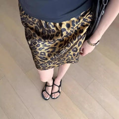 Fashionable and versatile leopard print skirt