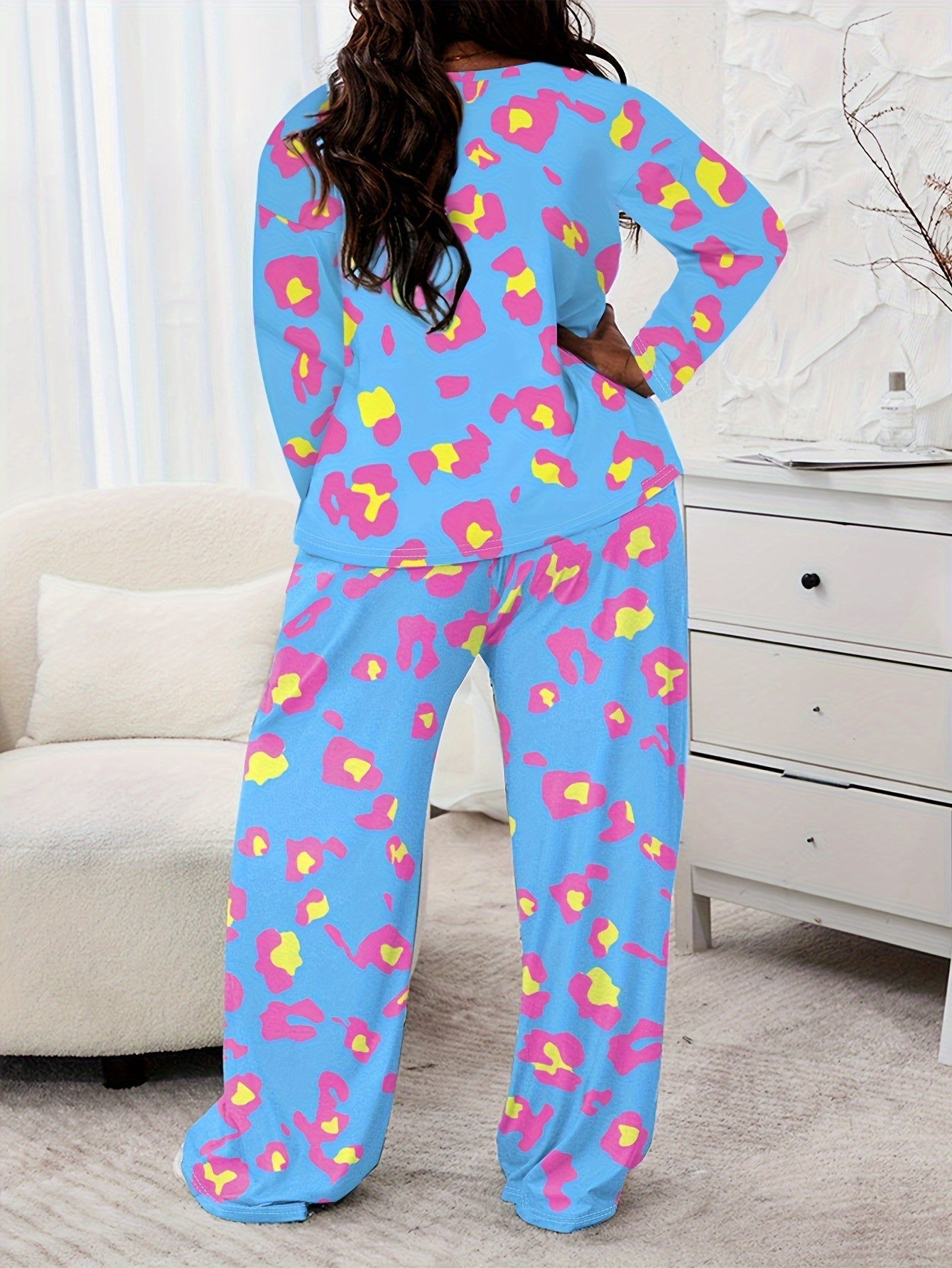 Plus Size Casual Pajamas Set, Women's Plus Leopard Print Long Sleeve Round Neck Tee & Pants Home Wear 2 Piece Set