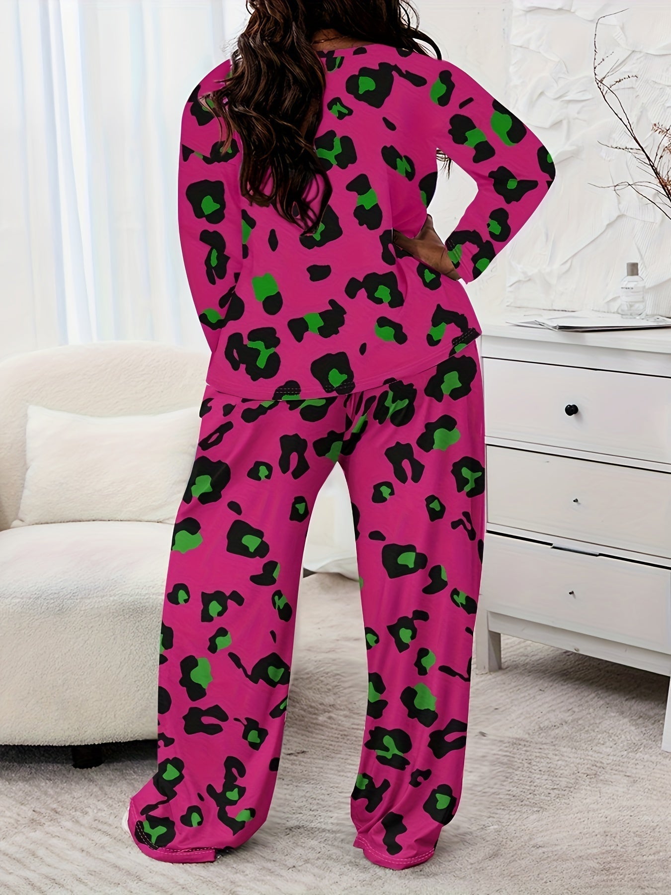 Plus Size Casual Pajamas Set, Women's Plus Leopard Print Long Sleeve Round Neck Tee & Pants Home Wear 2 Piece Set